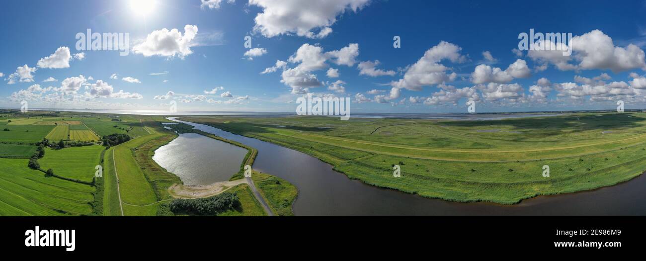 Drohnenansicht mit der Landschaft am Leyhoerner-Sieltief und der Nordsee im Hintergrund, Greetsiel, Niedersachsen, Deutschland, Europa Stockfoto