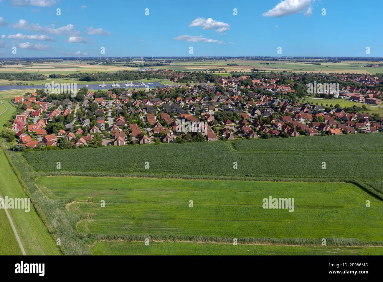 Drohnenansicht mit Stadtbild, Greetsiel, Niedersachsen, Deutschland, Europa Stockfoto
