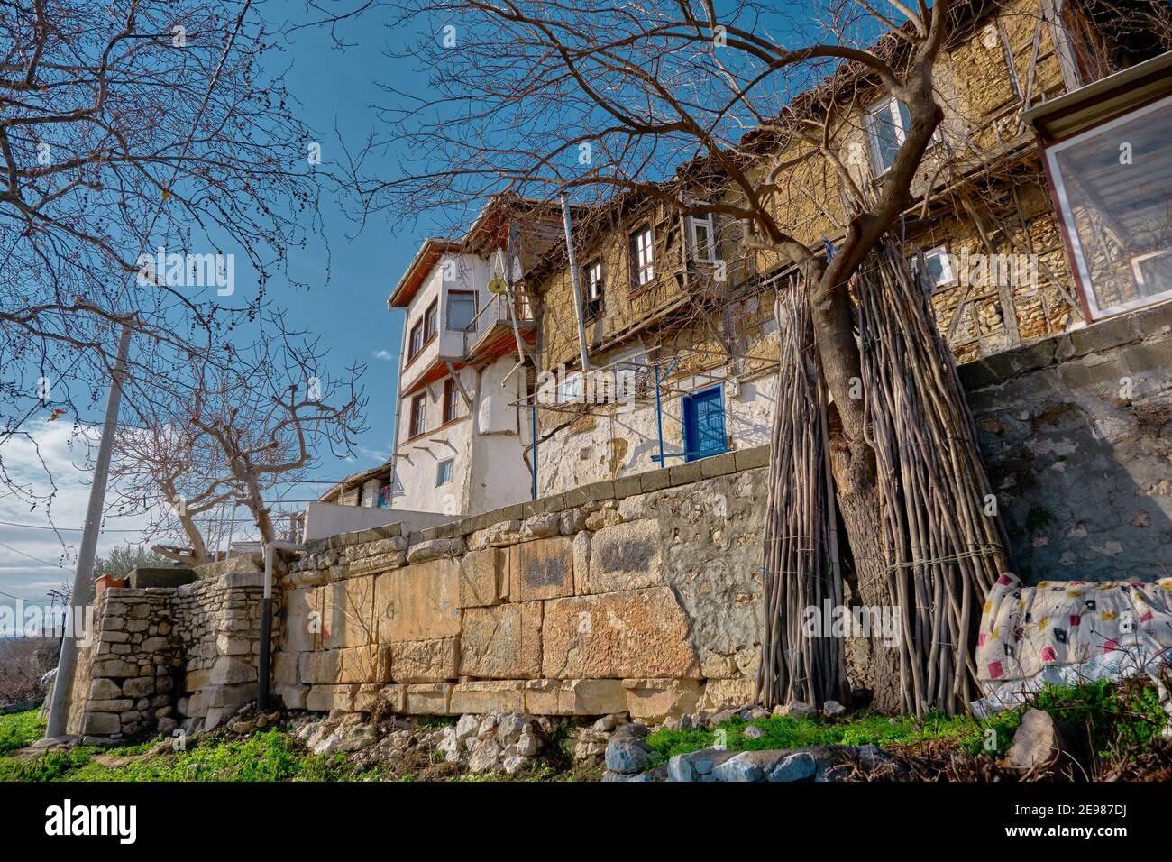 Altstadt Golyazi. Altes und herrliches Haus vor dem See von uluabat an sonnigen Tagen. Haus aus Stein und Schlamm als alten Stil. Blaue Tür Stockfoto