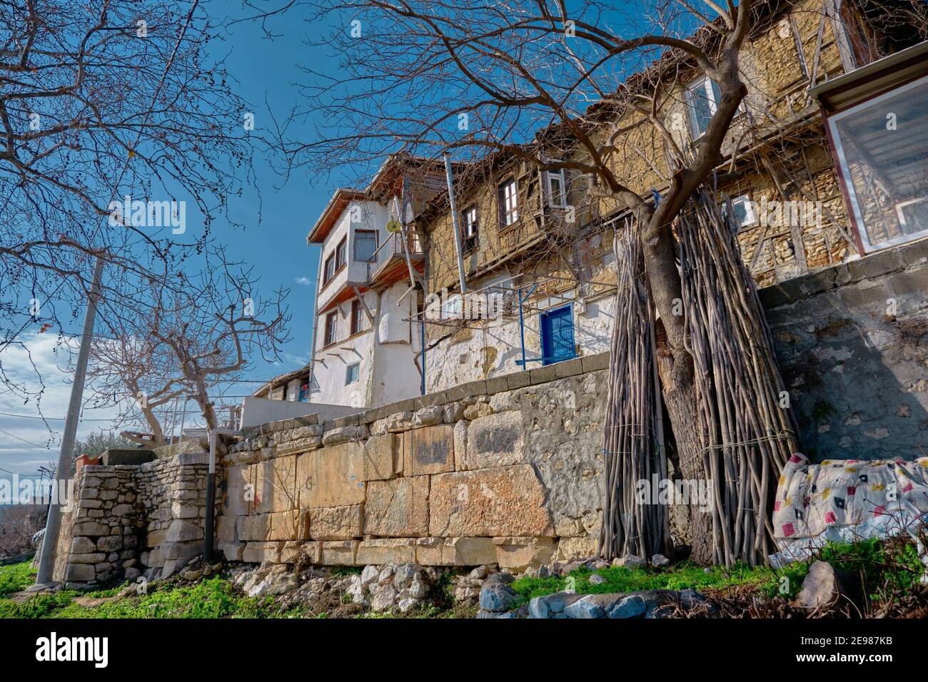 Altstadt Golyazi. Altes und herrliches Haus vor dem See von uluabat an sonnigen Tagen. Haus aus Stein und Schlamm als alten Stil. Blaue Tür Stockfoto