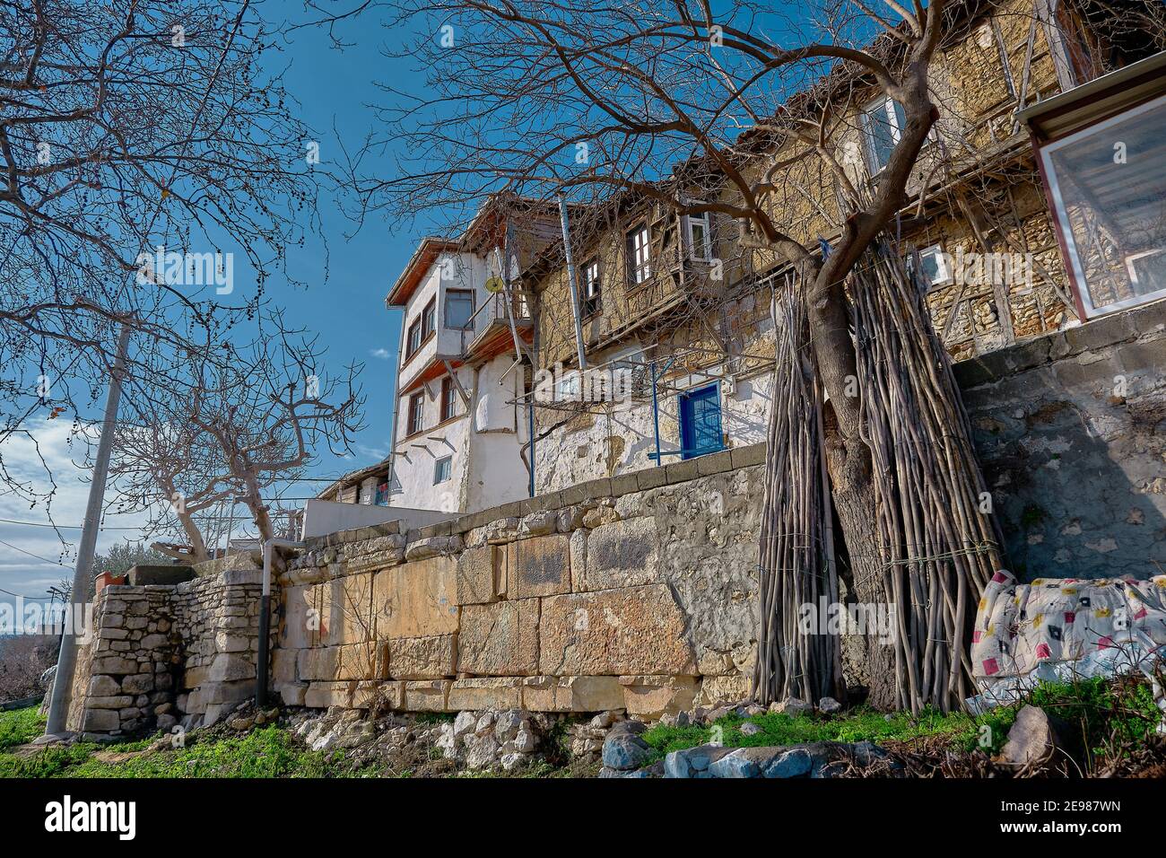 Altstadt Golyazi. Altes und herrliches Haus vor dem See von uluabat an sonnigen Tagen. Haus aus Stein und Schlamm als alten Stil. Blaue Tür Stockfoto