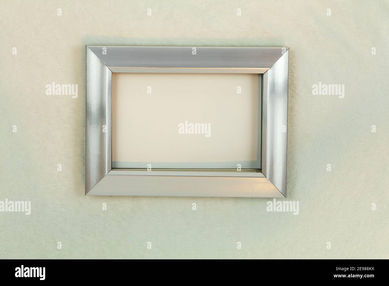 Silber Rahmen Mockup auf weißem Fell Textur flach legen Stockfotografie -  Alamy