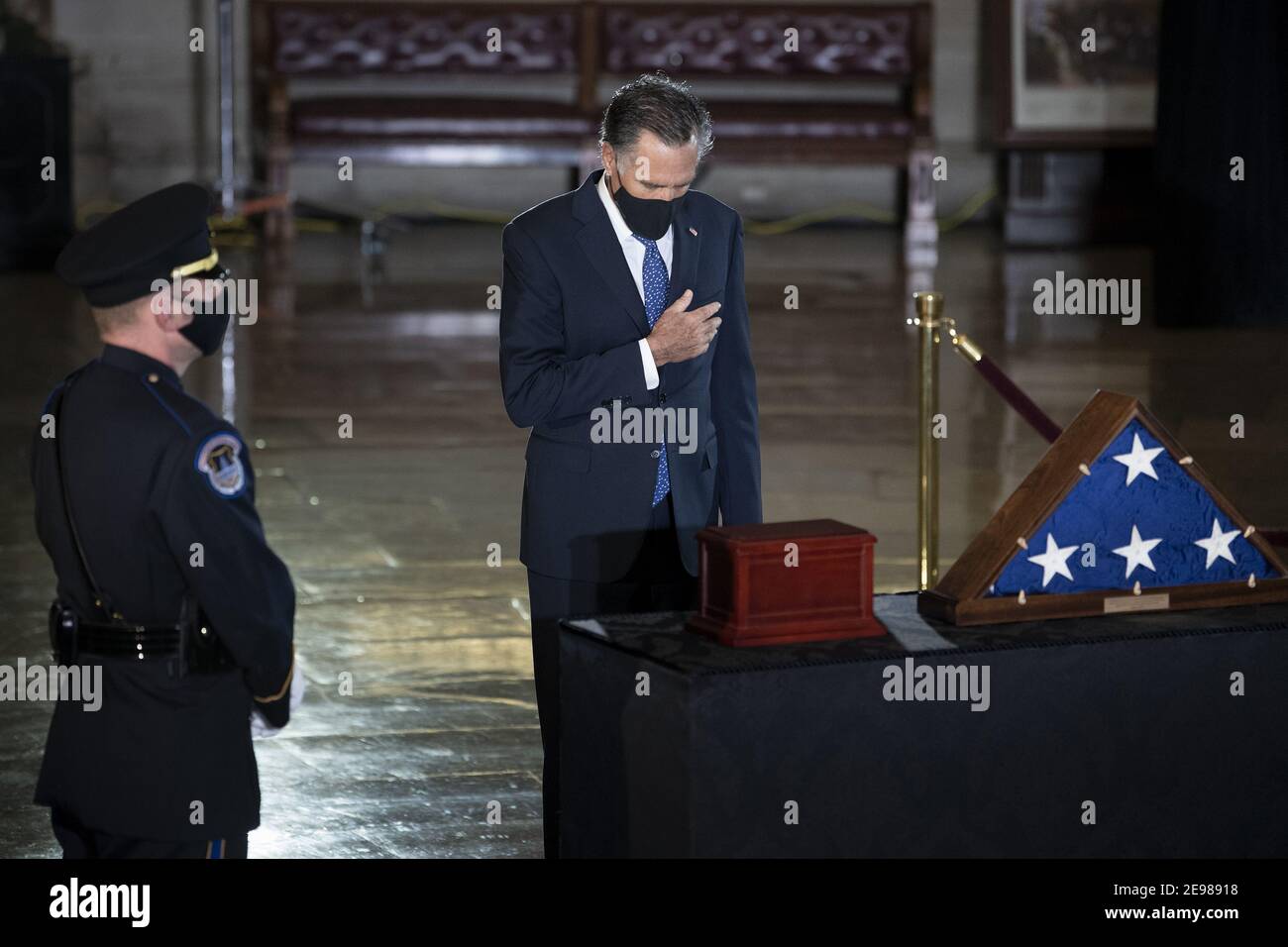 Washigton, Usa. Februar 2021, 03rd. Senator Mitt Romney zahlt seinen Respekt, wie die Überreste des Capitol Police Officer Brian Sicknick liegt zu Ehren in der Rotunde des US-Kapitol Gebäude in Washington, DC am Mittwoch, 3. Februar 2021. Sicknick starb am 7th. Januar an Verletzungen, die er während des Mobangriffs auf das Gebäude im Januar 6th beim Schutz des US-Kapitols erlitten hatte, während der Kongress die Ergebnisse der Präsidentschaftswahl bestätigte. Pool Foto von Brendan Smialowski/UPI Kredit: UPI/Alamy Live Nachrichten Stockfoto