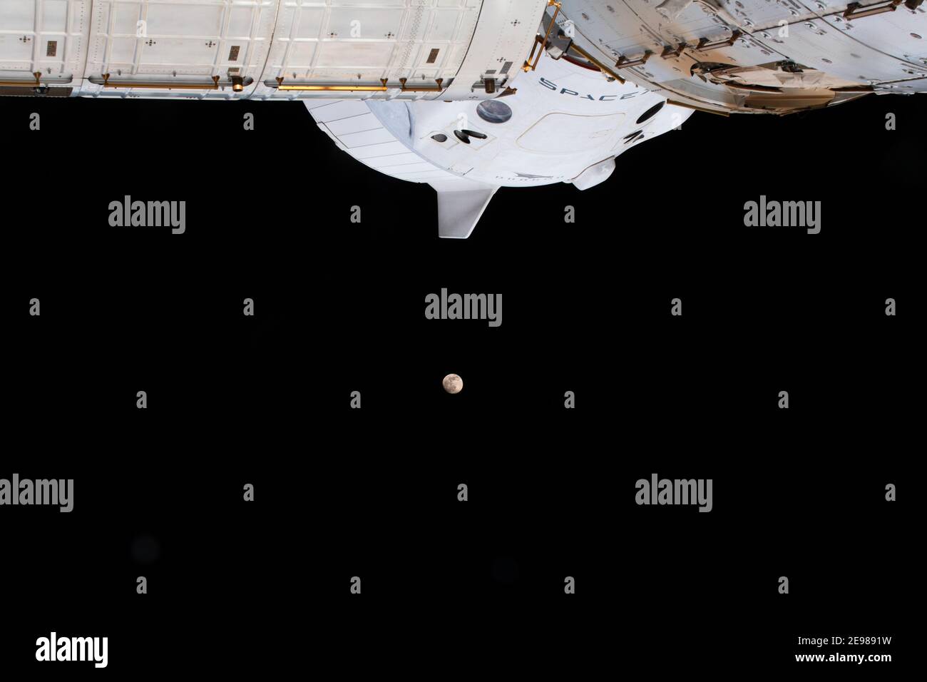 Der Mond gerahmt auf einem Space X Fahrzeug. Sicht von der ISS-Station. Elemente dieses Bildes, die von der NASA eingerichtet wurden Stockfoto