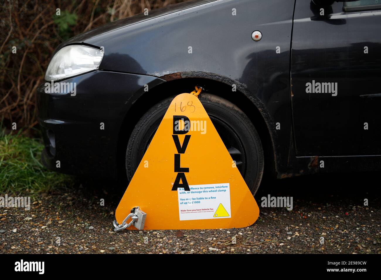 Loughborough, Leicestershire, Großbritannien. 3rd. Februar 2021. Ein Fiat Punto Auto steht durch eine DVLA-Klammer immobilisiert, weil es keine Kfz-Steuer hat. Credit Darren Heftklammer Stockfoto