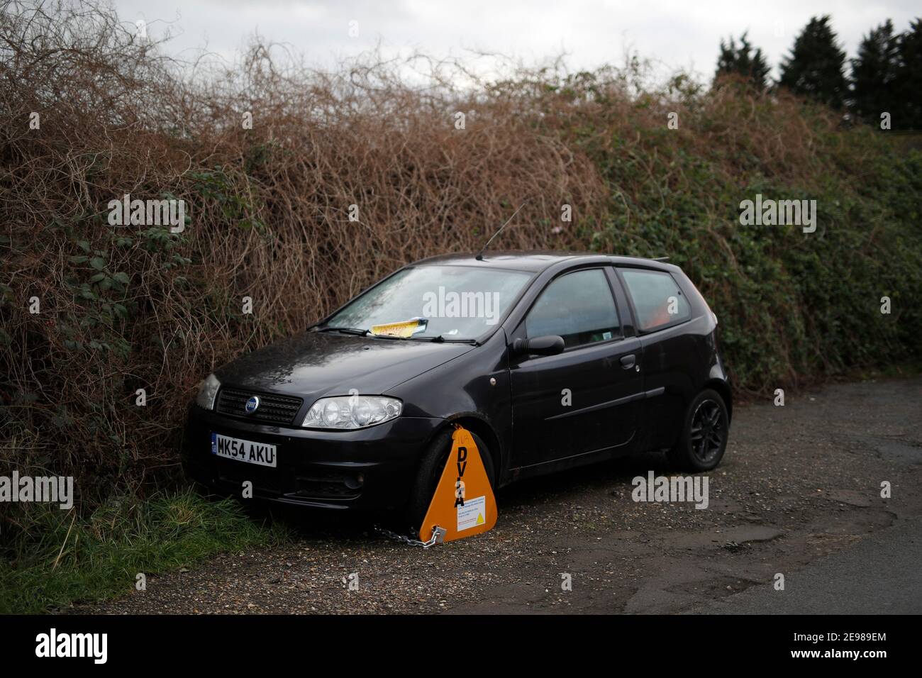 Loughborough, Leicestershire, Großbritannien. 3rd. Februar 2021. Ein Fiat Punto Auto steht durch eine DVLA-Klammer immobilisiert, weil es keine Kfz-Steuer hat. Credit Darren Heftklammer Stockfoto