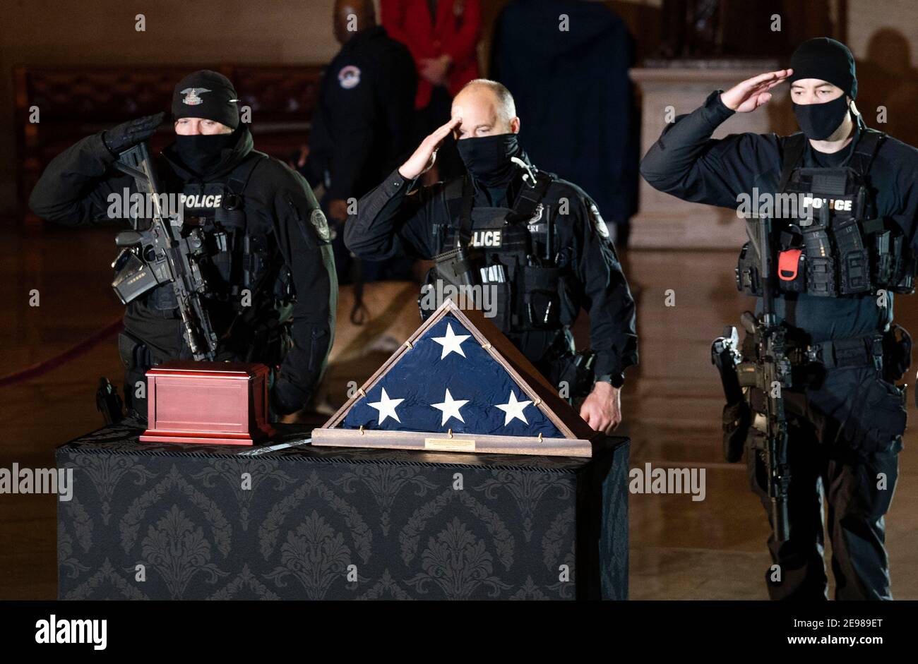 Washigton, Usa. Februar 2021, 03rd. Capitol Police Officers zollen ihren Respekt, da die Überreste des Capitol Police Officers Brian Sichnick am Mittwoch, den 3. Februar 2021, in der Rotunde des US Capitol Gebäudes in Washington, DC zu Ehren liegt. Sicknick starb am 7th. Januar an Verletzungen, die er während des Mobangriffs auf das Gebäude im Januar 6th beim Schutz des US-Kapitols erlitten hatte, während der Kongress die Ergebnisse der Präsidentschaftswahl bestätigte. Pool Foto von Anna Moneymaker/UPI Kredit: UPI/Alamy Live Nachrichten Stockfoto