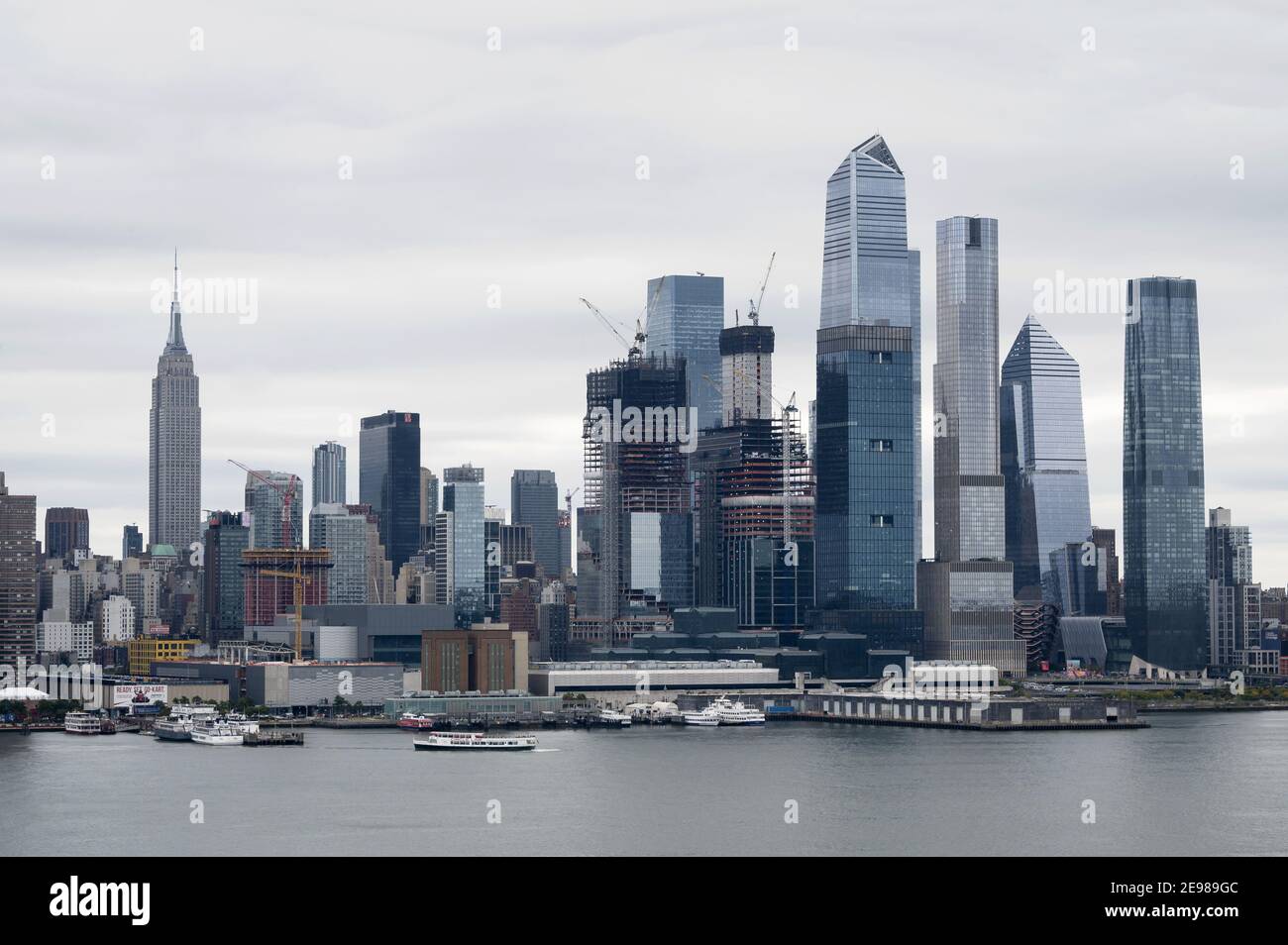 Blick auf Midtown Manhattan von der anderen Seite des Hudson River. Stockfoto