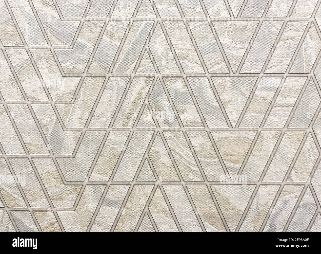 Modernes Dreiecksmuster auf der Tapete für im Wohnzimmer dekoriert, Vorderansicht für den Hintergrund. Stockfoto