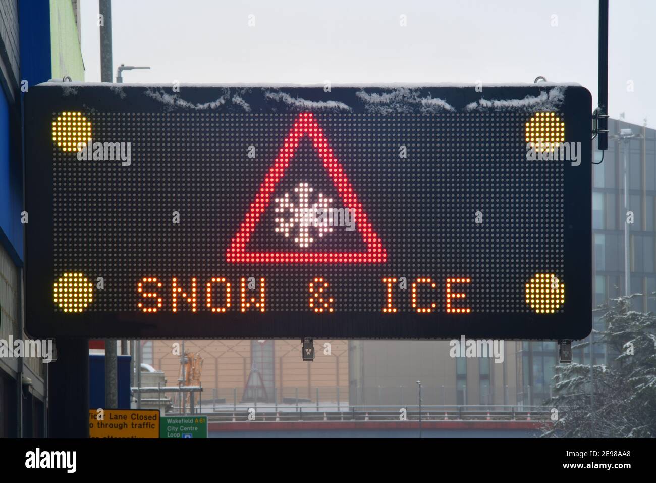 Blinkendes Warnzeichen von Schnee und Eis leeds Stadtzentrum vereinigtes Königreich Stockfoto