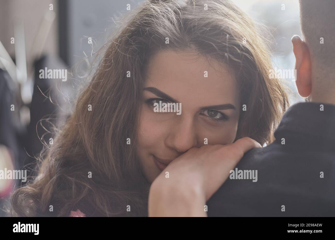 Freut mich, zusammen zu sein. Schönes junges Paar sitzt am Straßencafe Stockfoto