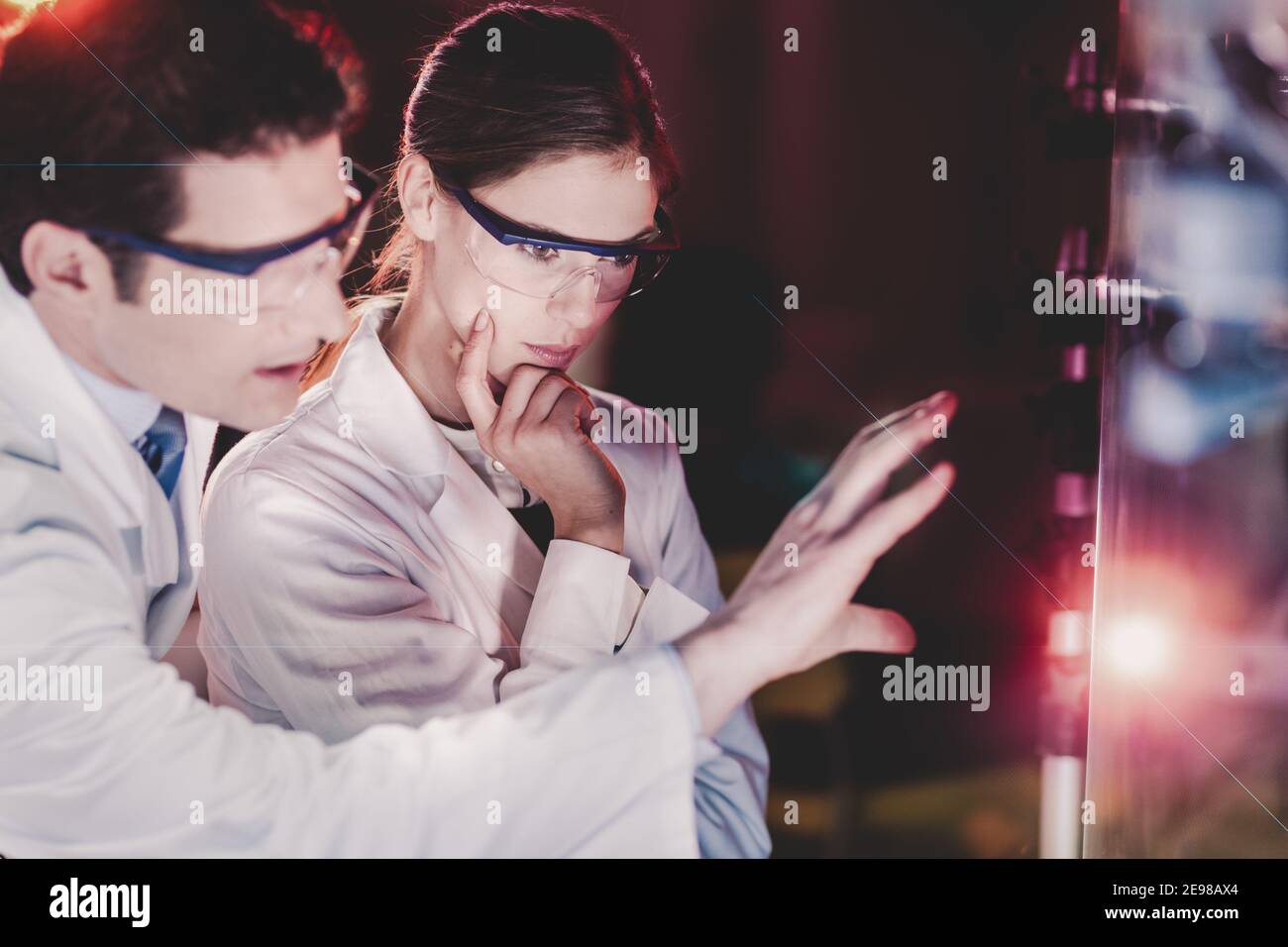 Ingenieure mit Schwerpunkt auf die Entdeckung Stockfoto