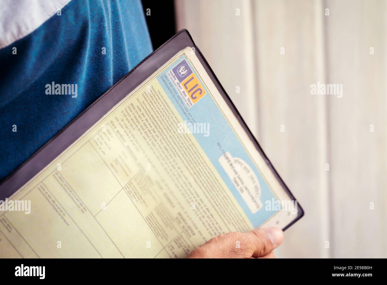 Westbengalen, Indien, 28. Januar 2021 : Lic Stock image Hintergrund. Person oder ein Mann hält Life Insurance Corporation of India Policy Plan Dokumente o Stockfoto