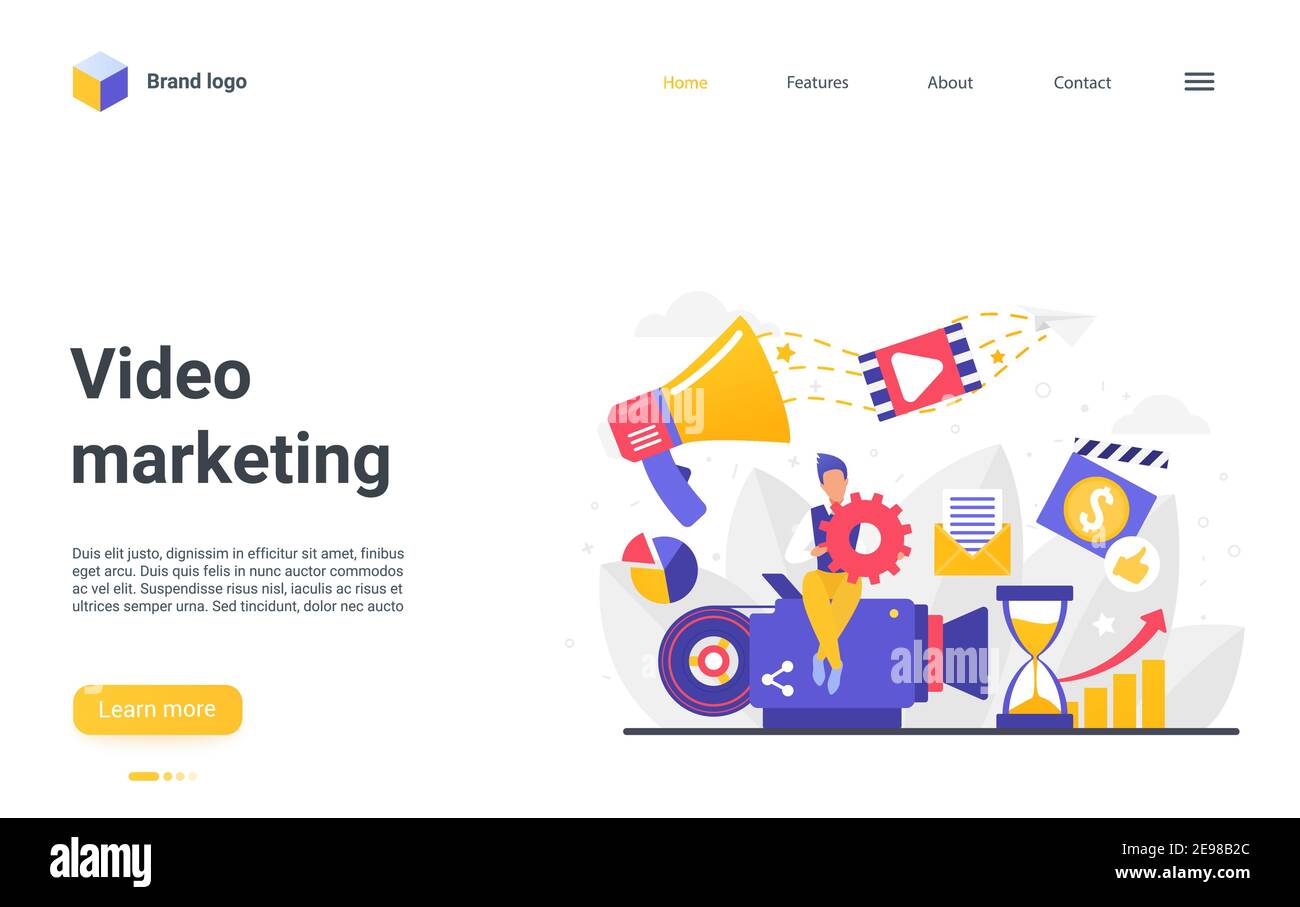 Video Marketing digitale Technologie Vektor Illustration. Cartoon-Vermarkter Mann Figur sitzt auf der Videokamera neben Megaphon, Film-E-Mail-Symbole, kreative virale Content-Strategie Landing Page Stock Vektor