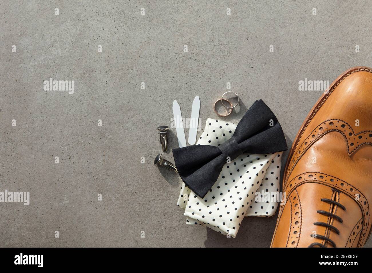 Bräutigam Hochzeitstag Vorbereitung. manschettenknöpfe, Schuh, Ringe und Fliege Hintergrund Stockfoto