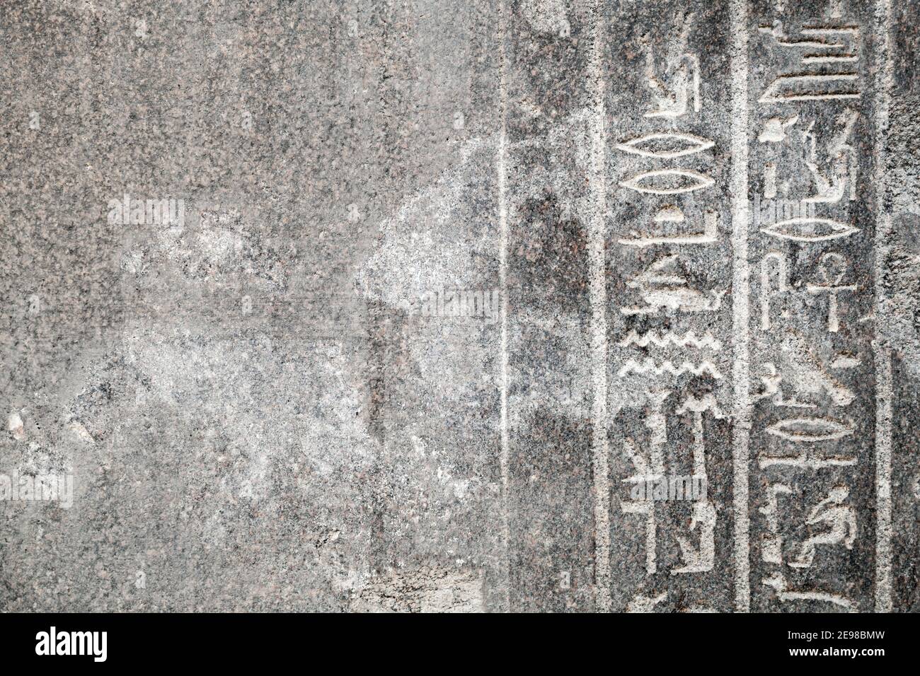 Alexandria, Ägypten. Graue Steinmauer mit ägyptischen Hieroglyphen. Pompeys Säule historische Stätte Stockfoto