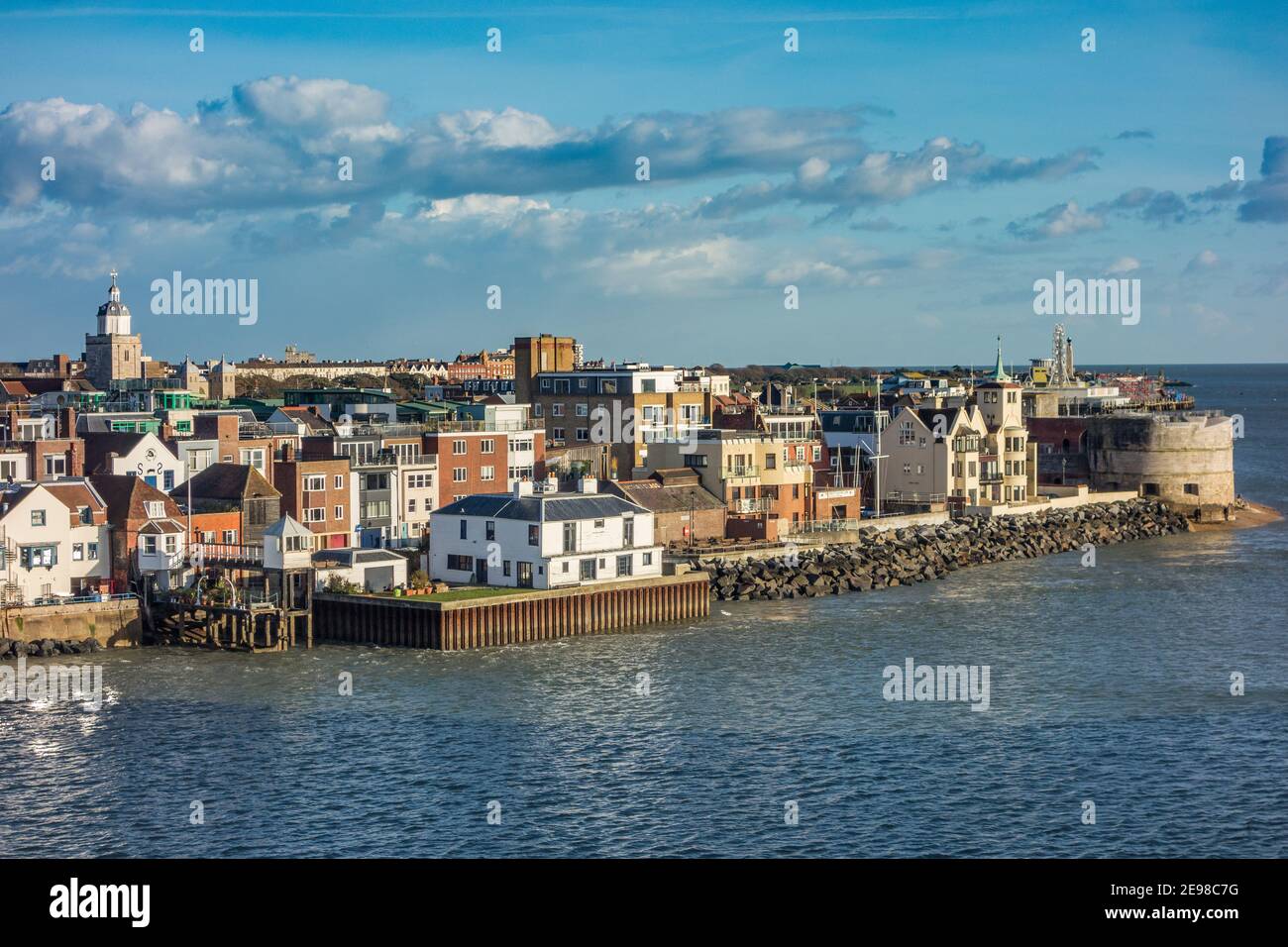 Portsmouth Harbour Und Spinnaker Tower Stockfoto