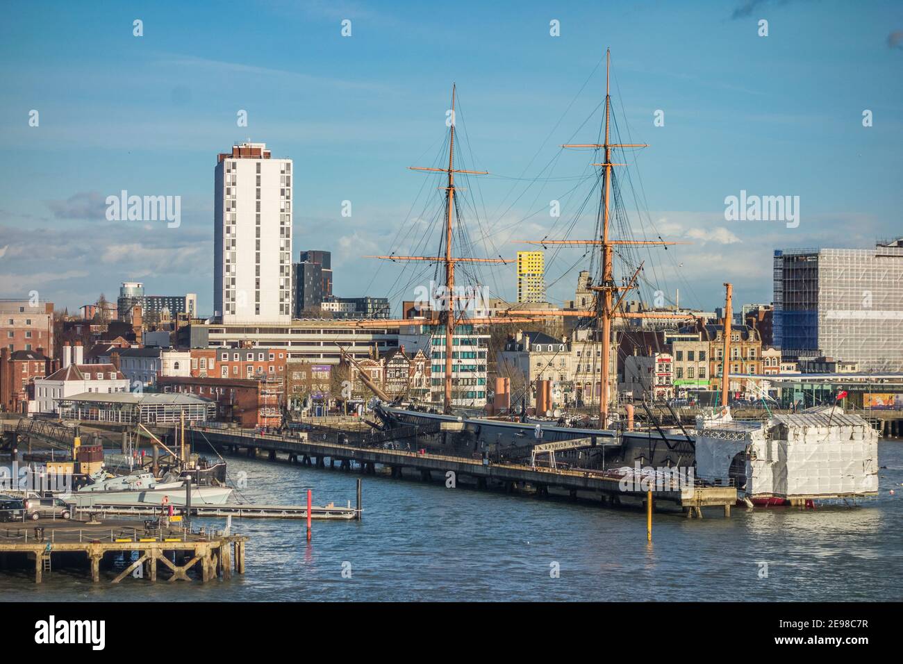 Portsmouth Harbour Und Spinnaker Tower Stockfoto