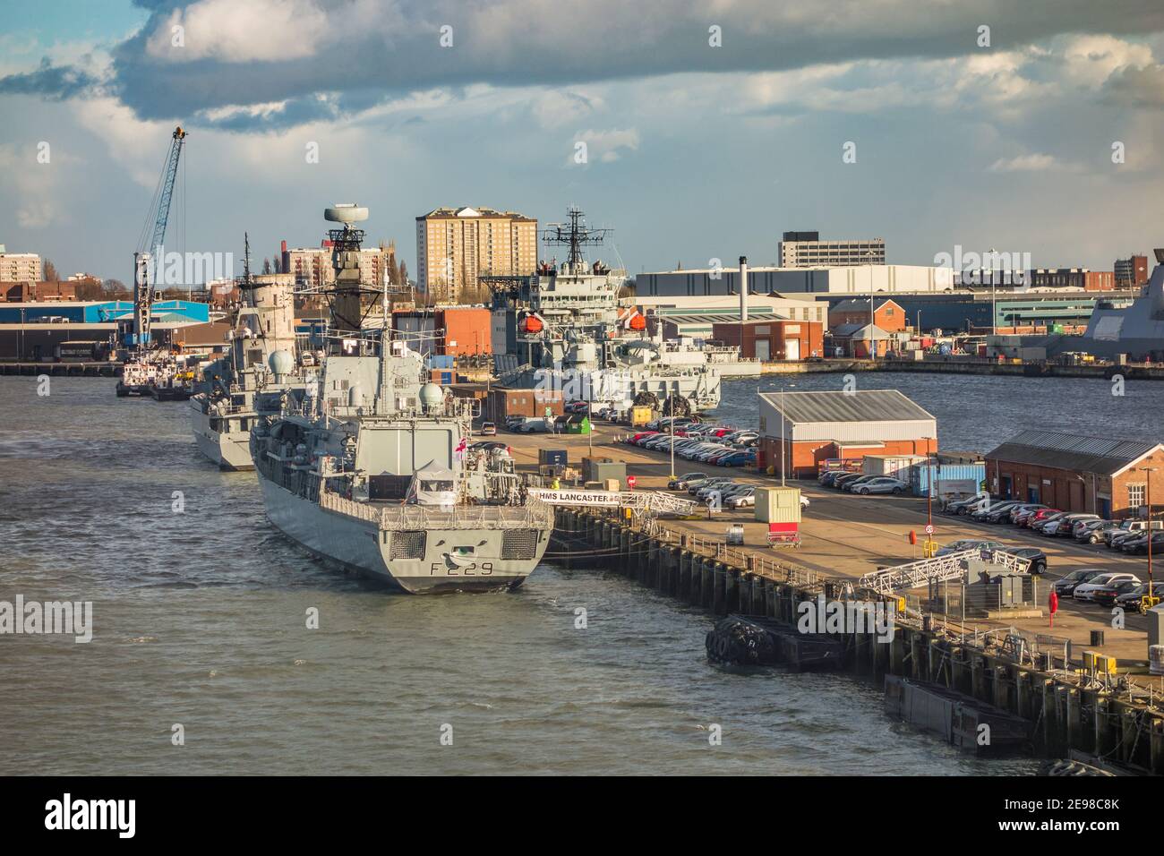 Portsmouth Harbour Und Spinnaker Tower Stockfoto