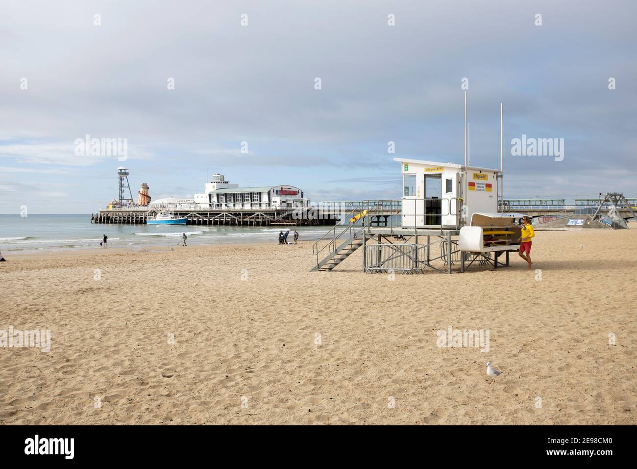 Rettungsschwimmerhütte am Strand am Bournemouth Pier, Dorset Stockfoto