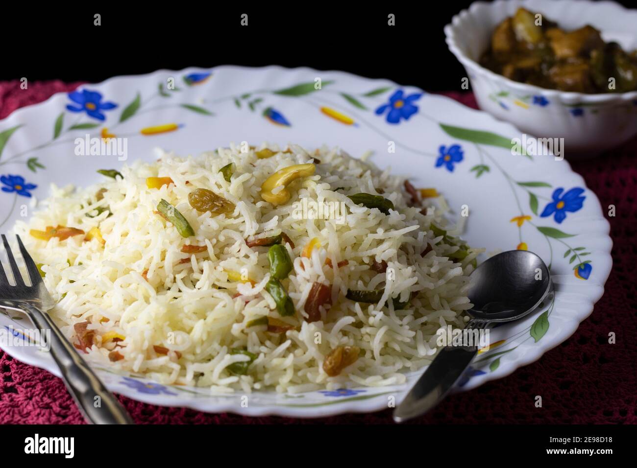 Selektiver Fokus auf gebratenen Reis und Chili-Huhn - beliebt chinesische Lebensmittel aus Indien Stockfoto