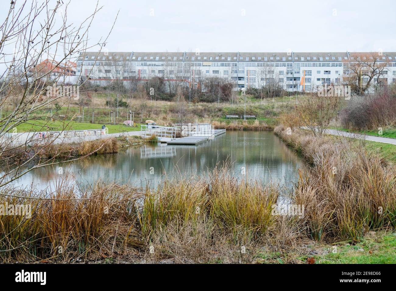 Der wunderschöne schneebedeckte Hafen im Leipziger Stadtteil Neulindenau im Winter mit vereisten Wegen und Fluss. Stockfoto