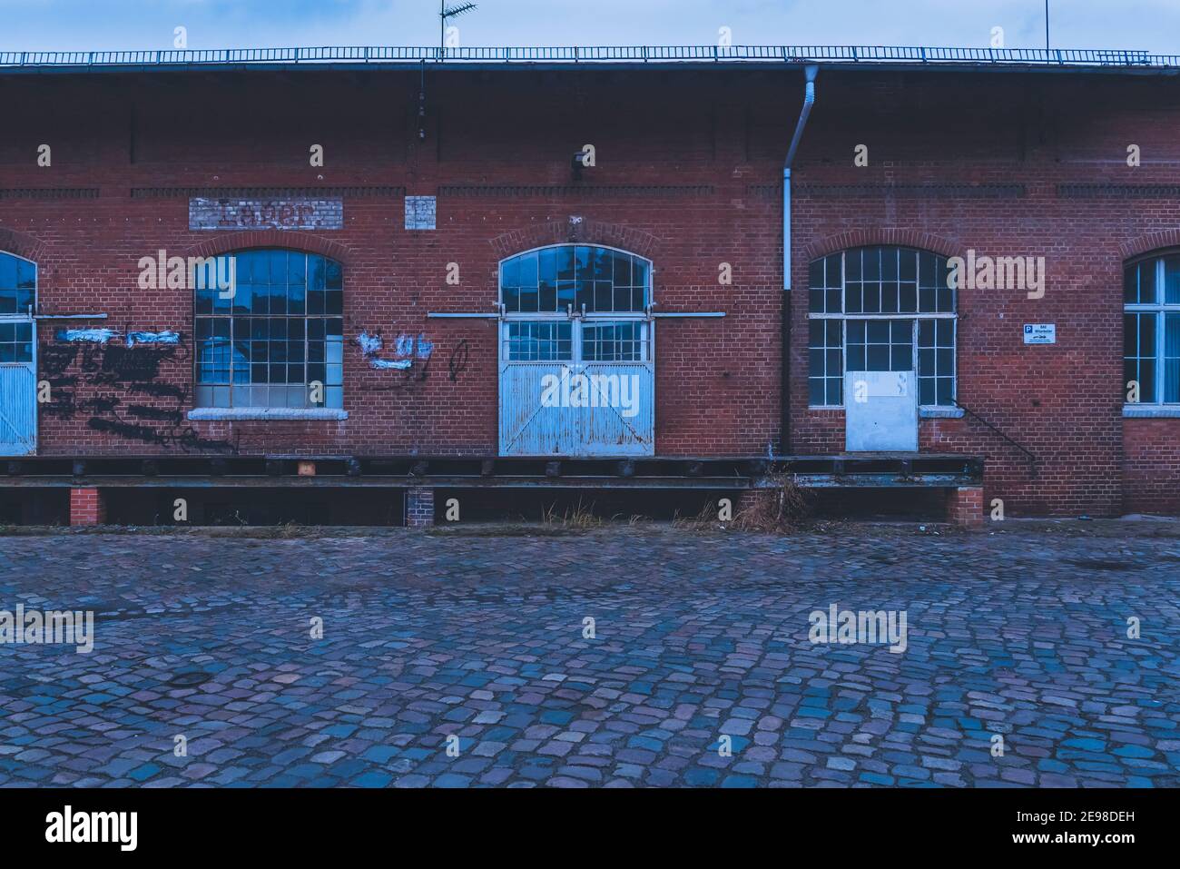 Die Verladerampe eines alten Lagerhauses, Verladerampe und ein Schiebetor eines alten Lagerhauses, schwarz-weiß Foto Stockfoto