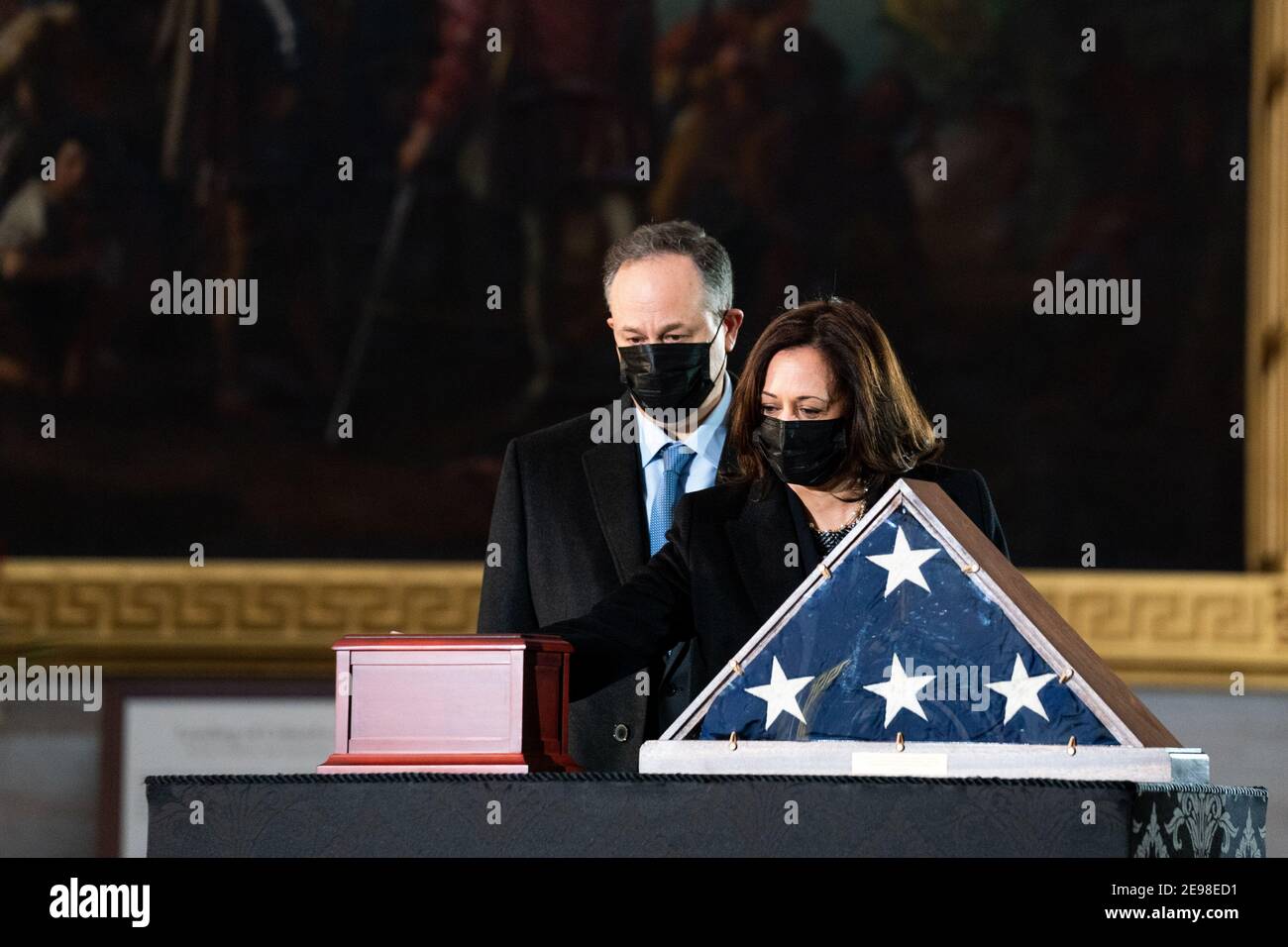 Washington, Usa. Februar 2021, 03rd. Vizepräsident Kamala Harris und der zweite Gentleman Doug Emhoff zollen dem Capitol Police Officer Brian Sichnick ihren Respekt, Der an Verletzungen starb, die während eines Aufstandes im Januar 6th erlitten wurden, und dessen Überreste am 3rd. Februar 2020 in der Capitol Rotunda im Capitol in Washington zu Ehren gebracht wurden. Pool Foto von Anna Moneymaker/UPI Kredit: UPI/Alamy Live Nachrichten Stockfoto