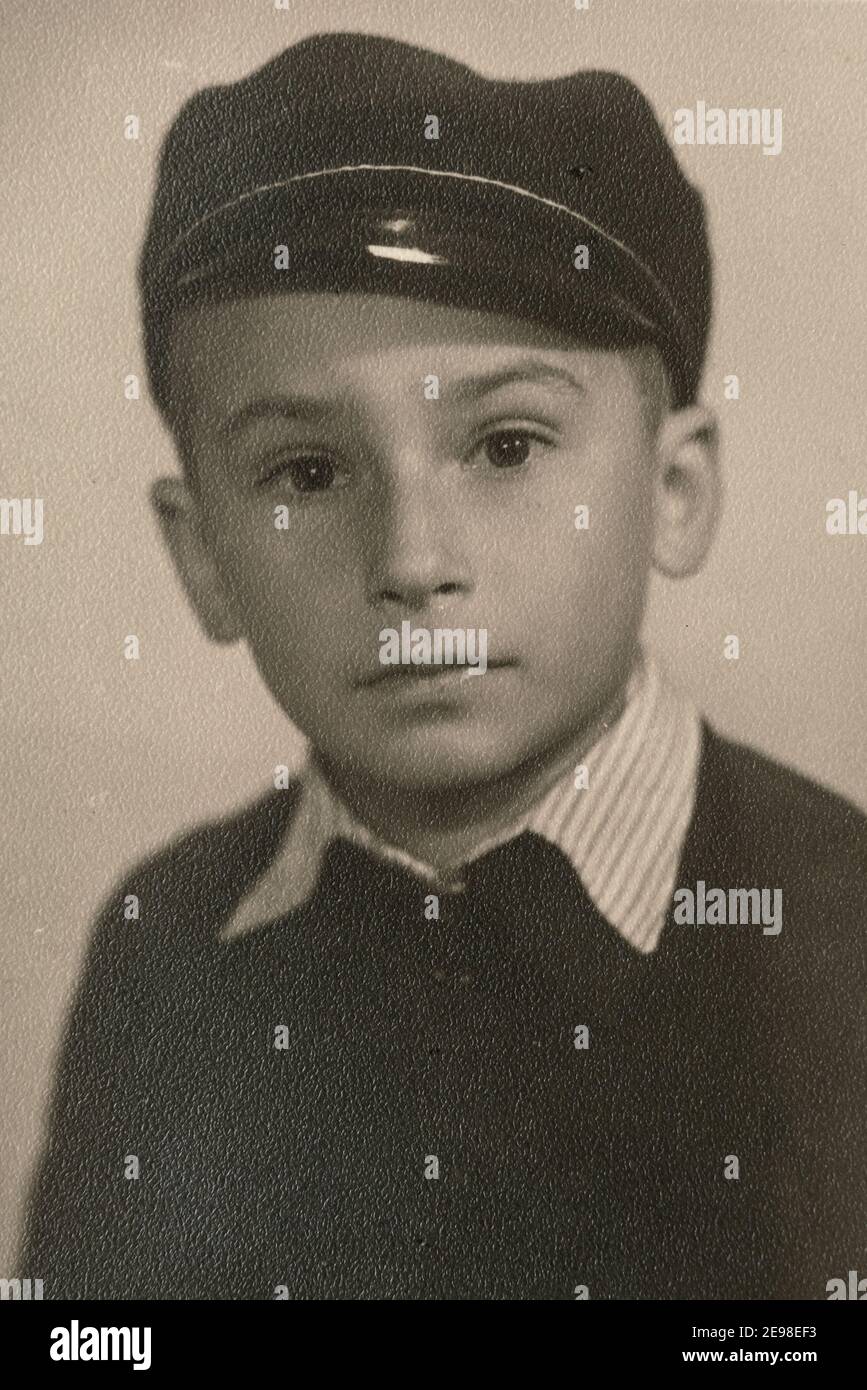 Deutschland - UM 1930s: Porträt eines Jungen aus nächster Nähe im Studio. Vintage Archiv Art Deco Ära Foto Stockfoto