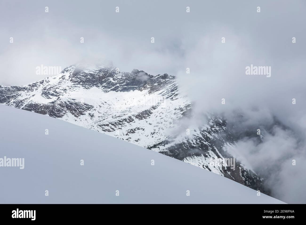 Snowy Numa Pass und Foster Peak im Kootenay National Park in den Kanadischen Rockies, British Columbia, Kanada Stockfoto