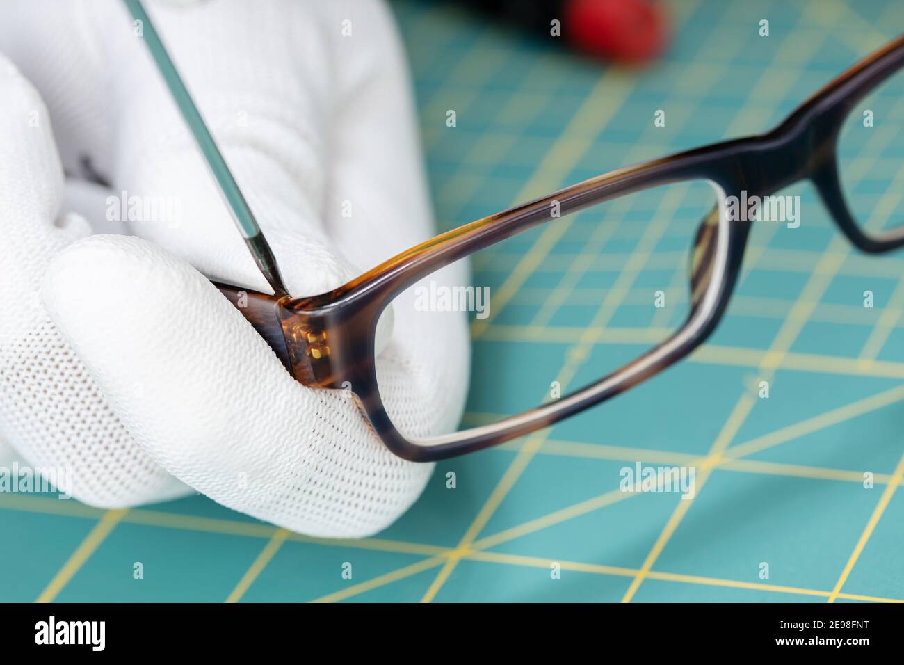 Augenoptiker Hände reparieren Brillen mit einem Werkzeug. Nahaufnahme  Stockfotografie - Alamy