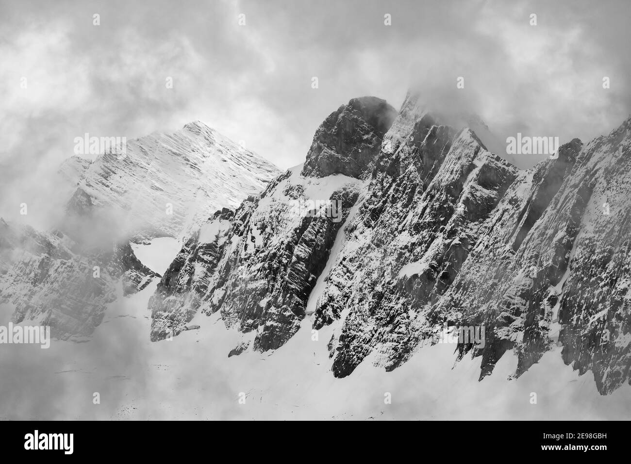 Schnee auf den fast vertikalen Klippen der Rockwall auf Floe Peak, Kootenay National Park in den kanadischen Rockies, British Columbia, Kanada Stockfoto