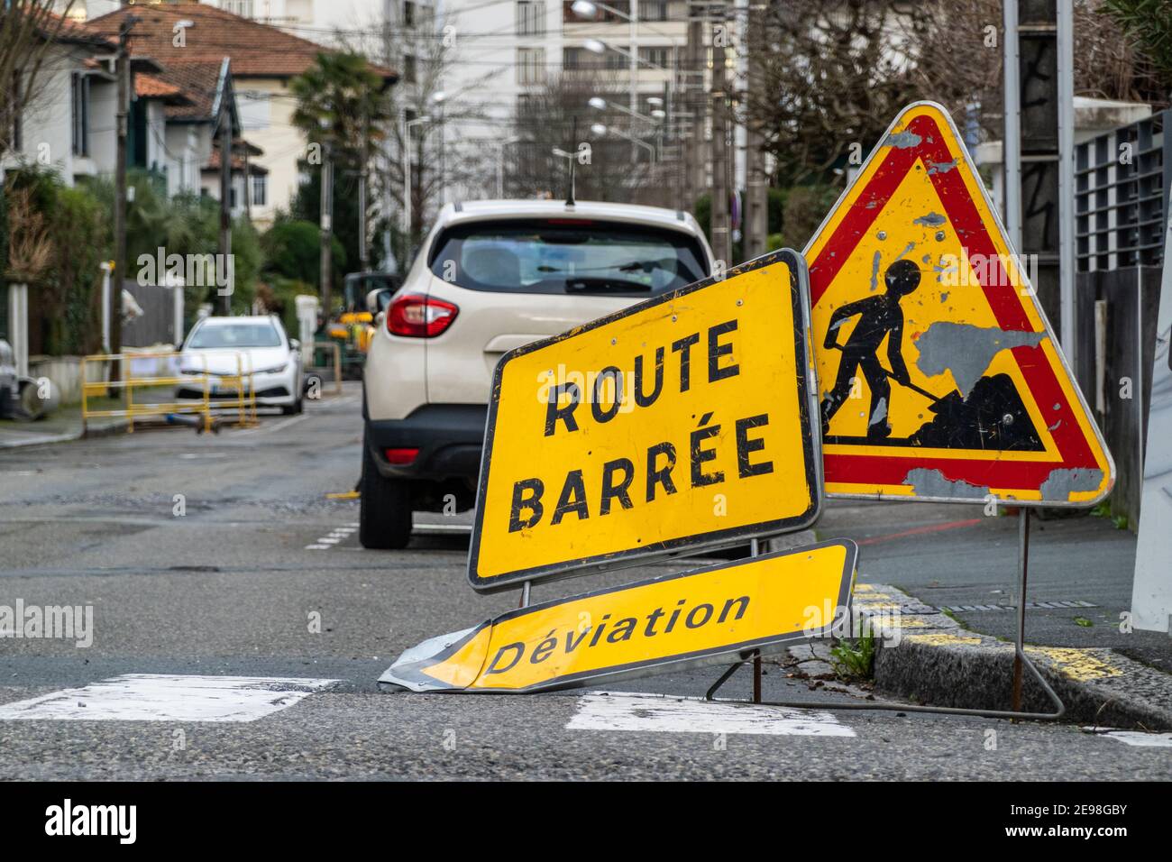 Straße geschlossen und Abzweigung Zeichen in Französisch Stadt Stockfoto