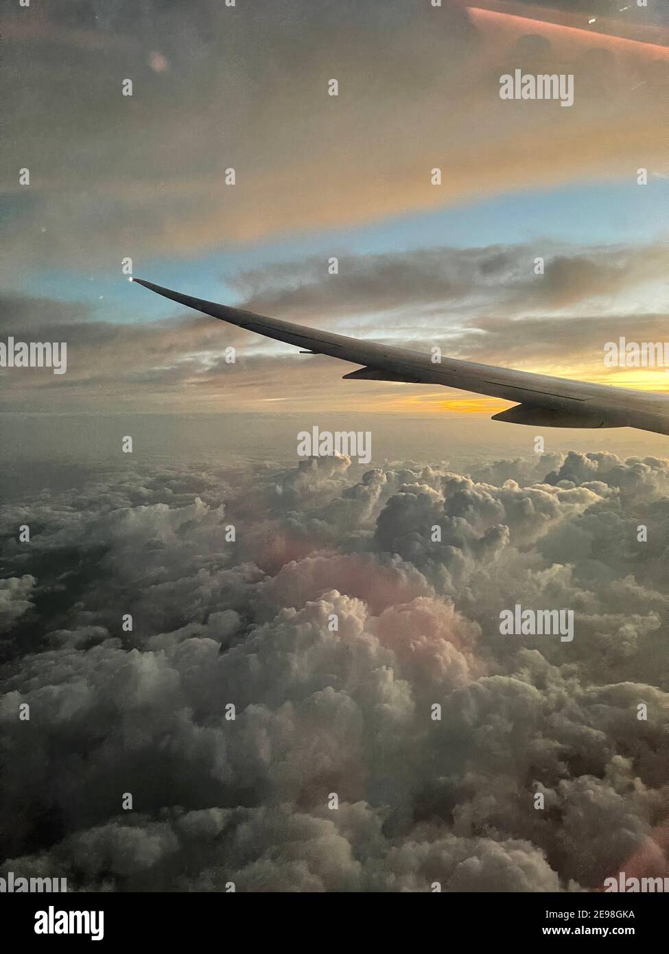 Schöne Aussicht vom Plan, Flugflügel mit bewölktem Himmel von Karachi Stockfoto