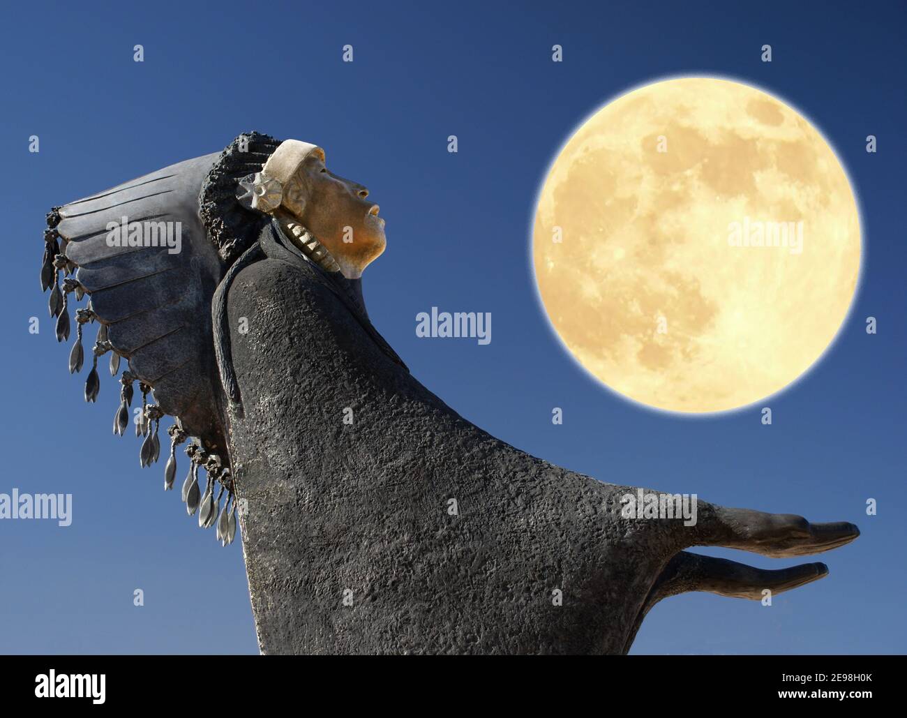 Mother Earth Composite oder Vollmond und Skulptur von Allan Houser im Museum of Art, Albuquerque, NM Stockfoto