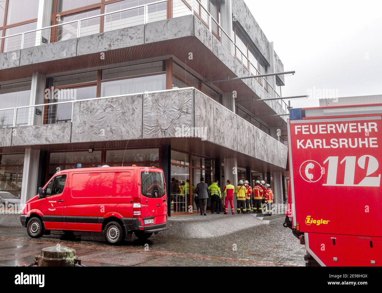 Karlsruhe, Deutschland. Februar 2021, 03rd. Feuerwehrleute stehen vor dem Gerichtsgebäude. Bei der täglichen Kontrolle der Post des Bundesverfassungsgerichts in Karlsruhe wurde ein mit Pulver gefüllter Umschlag entdeckt. Die verdächtige Post wurde vor das Gebäude gebracht. (To dpa: 'Brief mit Pulver verursacht Einsatz beim Bundesverfassungsgericht') Quelle: Fabian Geier/dpa/Alamy Live News Stockfoto