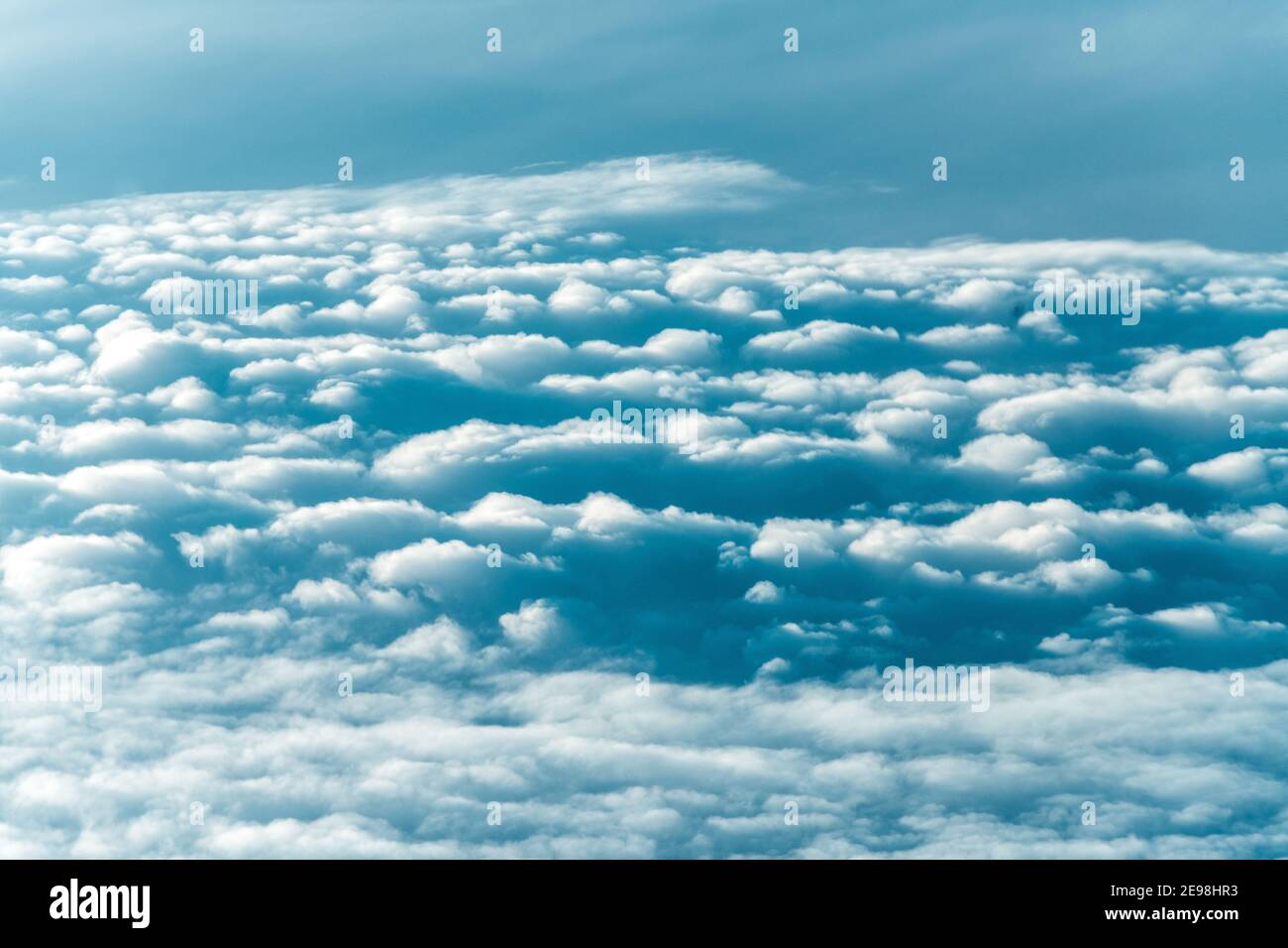 Muster von Wolken aus einem hohen Winkel gesehen. Getöntes Bild Stockfoto