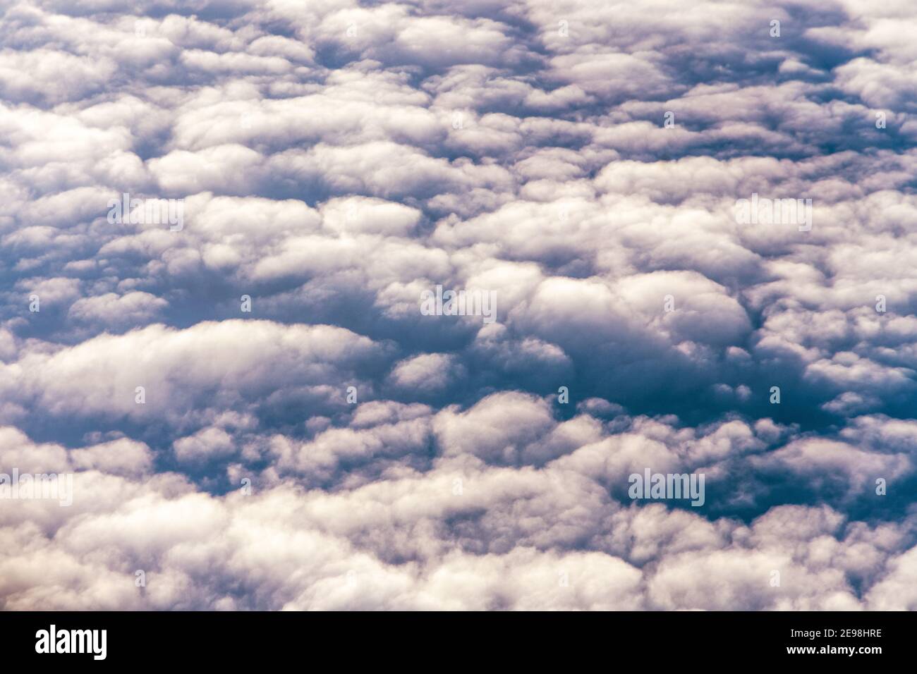 Muster von Wolken aus einem hohen Winkel gesehen. Getöntes Bild Stockfoto