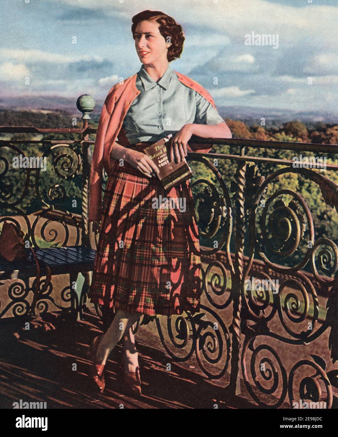 EDITORIAL ONLY Princess Margaret, Margaret Rose, 1930–2002, auch bekannt als Prinzessin Margaret Rose. Die zukünftige Gräfin von Snowdon. Jüngere Tochter von König Georg VI. Und Königin Elisabeth. Aus dem Queen Elizabeth Coronation Book, veröffentlicht 1953. Stockfoto
