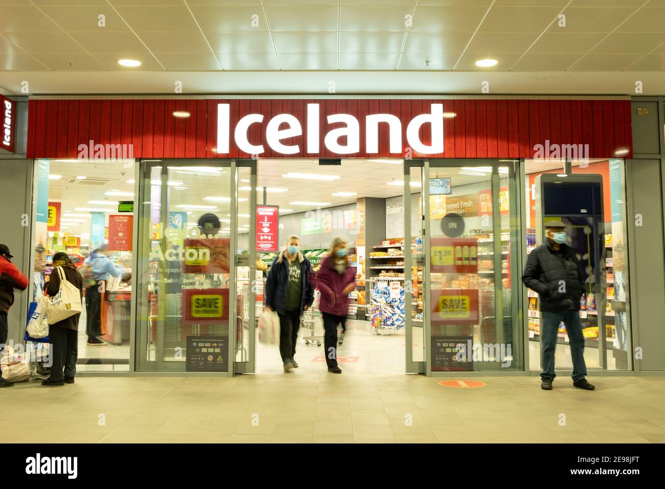 LONDON - Iceland Foods Laden im Oaks Einkaufszentrum in Acton, einer britischen Supermarktkette Stockfoto