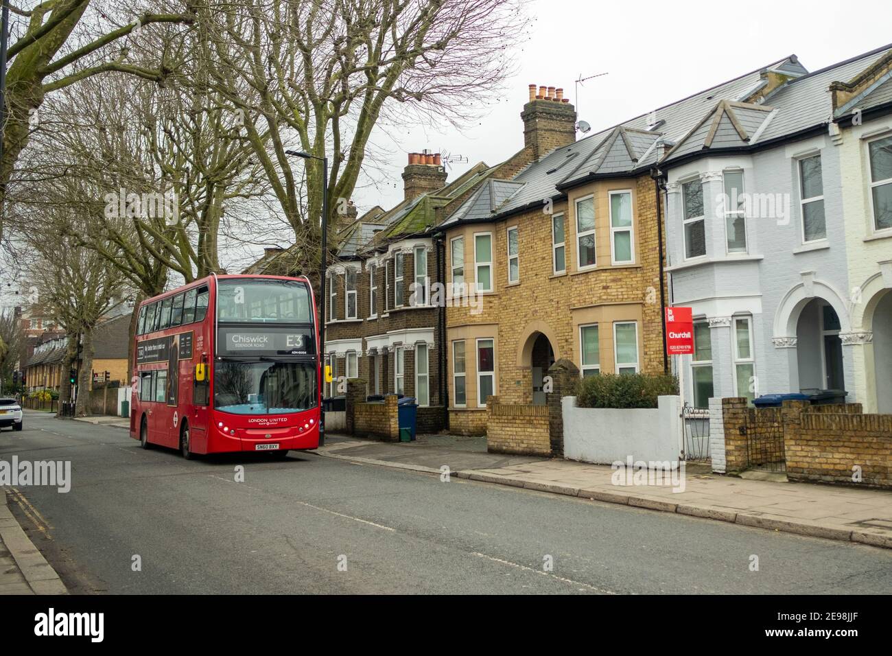 Acton, London: Wohnstraße von Reihenhäusern auf der Acton Lane in der Nähe von Acton Town Centre, West London Stockfoto