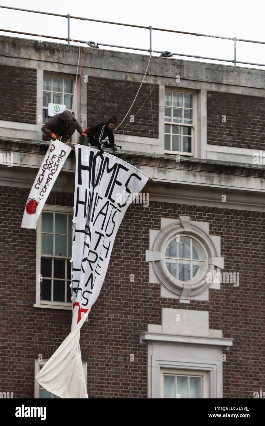 Demonstranten zeigen ein Anti-HS2-Banner, nachdem sie das Friends House in Euston in London besteigen. Bilddatum: Mittwoch, 3. Februar 2021. Stockfoto