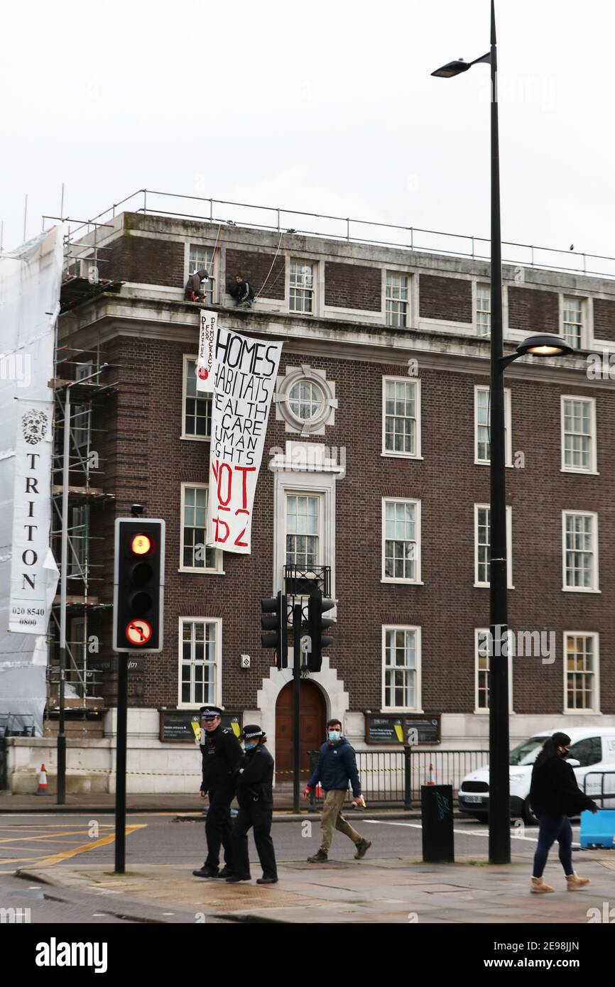 Demonstranten zeigen ein Anti-HS2-Banner, nachdem sie das Friends House in Euston in London besteigen. Bilddatum: Mittwoch, 3. Februar 2021. Stockfoto