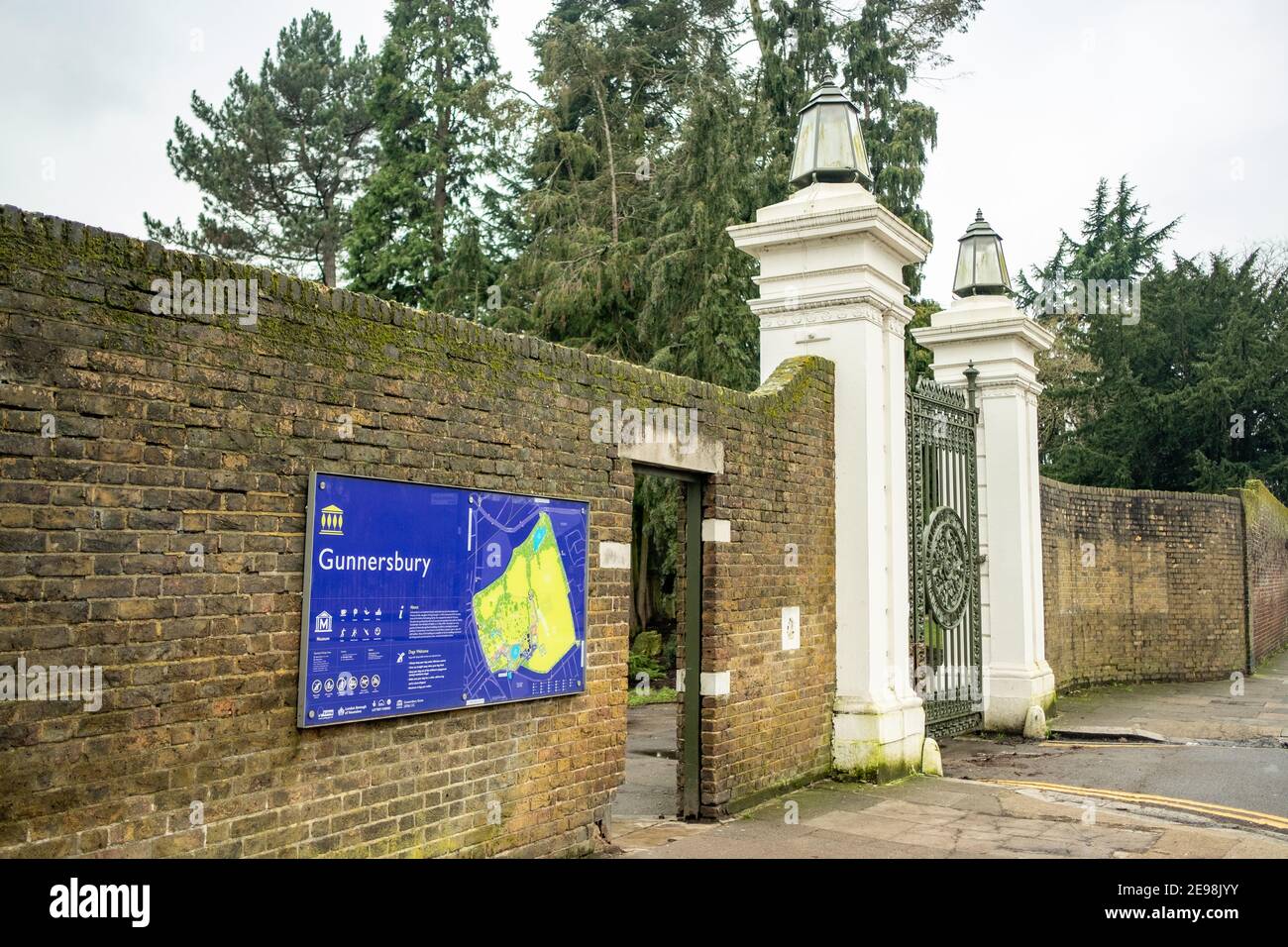 London - Gunnersbury Park Teich und Gärten in Hounslow, West London, Großbritannien. Ein großer Park mit Museum und Café Stockfoto