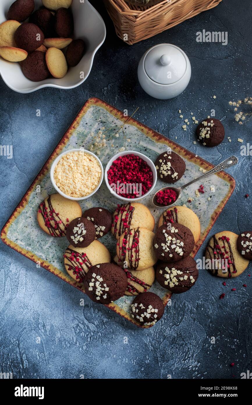 Hausgemachte Vanila und Schokoladenkekse. Zuckerkeks. Kekse mit Himbeere und Schokolade Belag. Stockfoto
