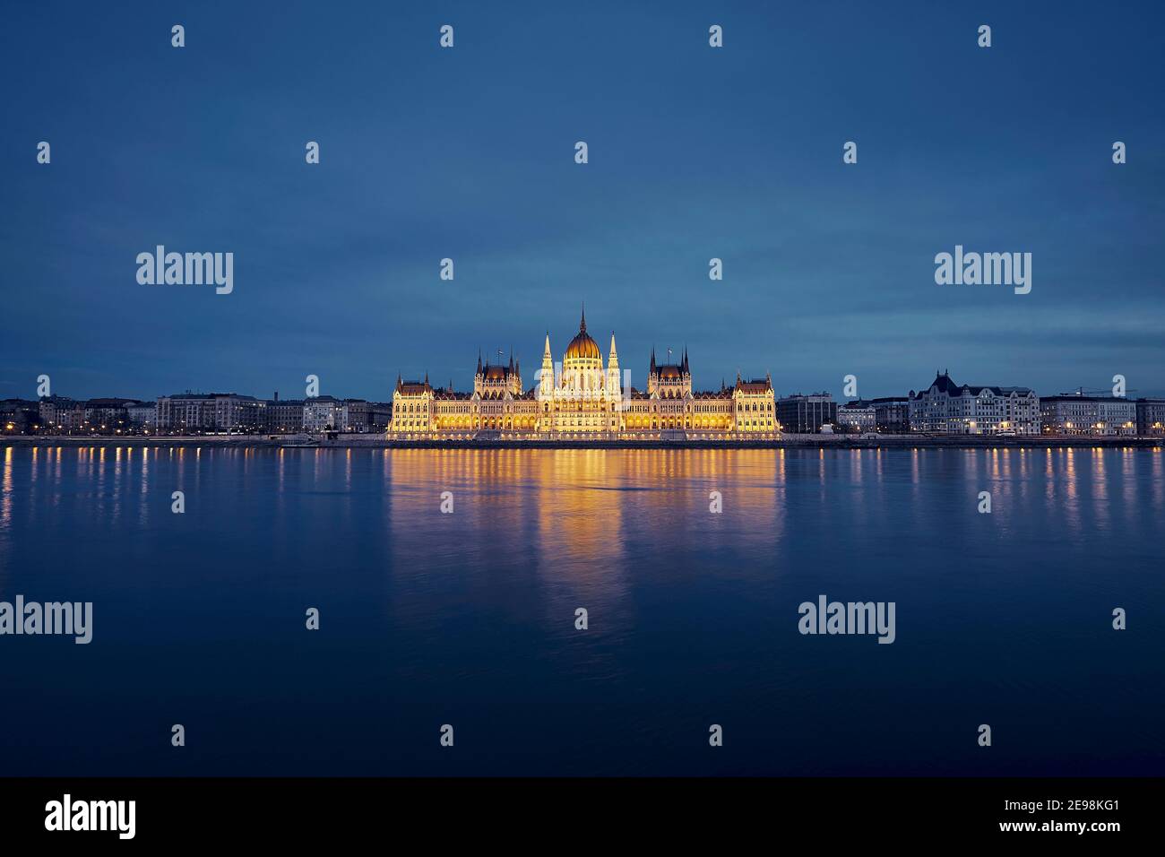 Spiegelung des beleuchteten ungarischen Parlamentsgebäudes in der Donau. Budapest Skyline in der Abenddämmerung, Ungarn. Stockfoto