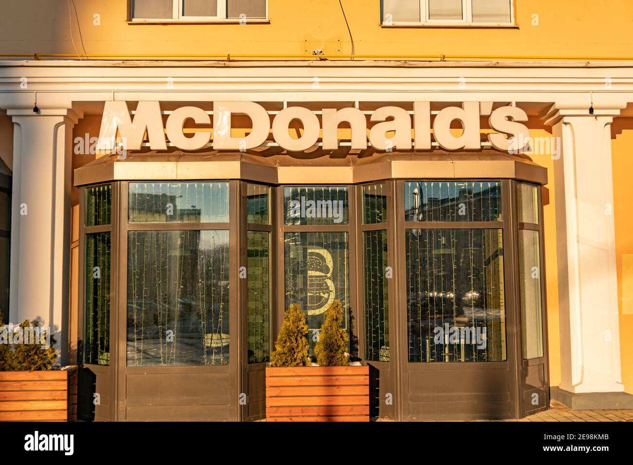 Minsk, Belarus - 1. Februar 2021: McDonald's-Schild Text und Markenlogo auf der Außenansicht des Restaurants von McDonalds Fast Food Stockfoto