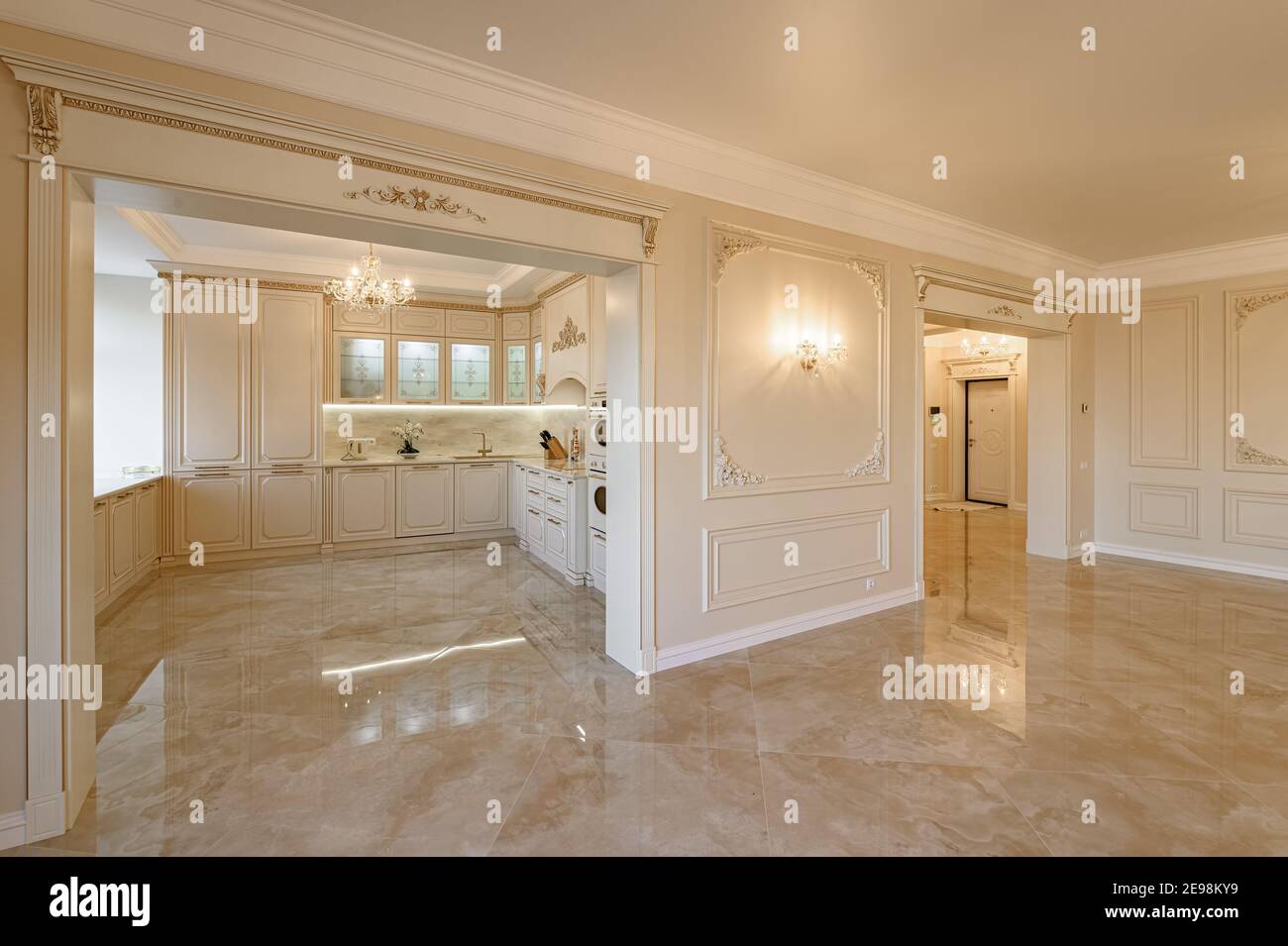 Luxus beige und Gold klassische Küche und Wohnzimmer Interieur In Studiowohnung Stockfotografie