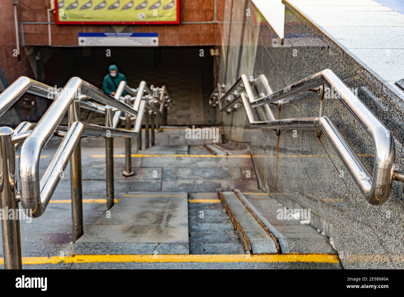 Eingang zur Unterführung für Rollstuhlfahrer, Abstieg zur U-Bahn für Menschen mit Behinderungen Stockfoto