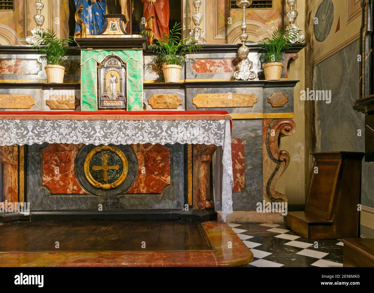 Altar einer römisch-katholischen Kirche in Italien Stockfoto